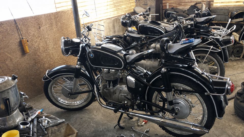 Siyah BMW R26