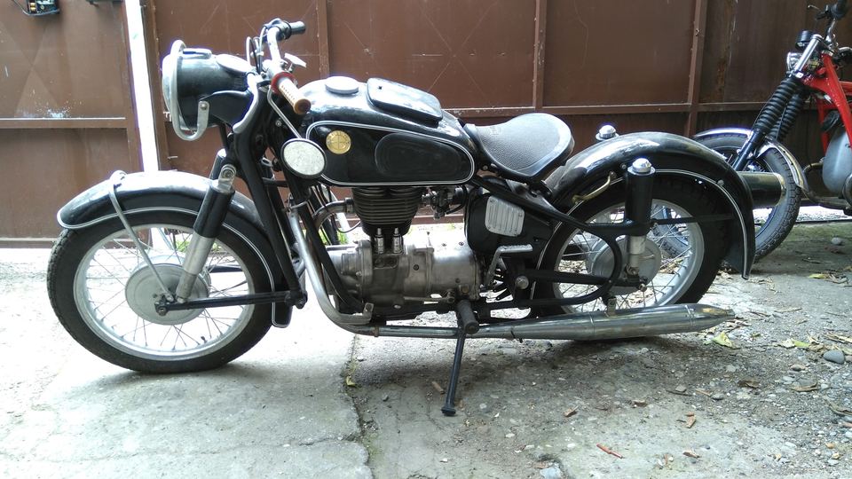 Siyah BMW R27